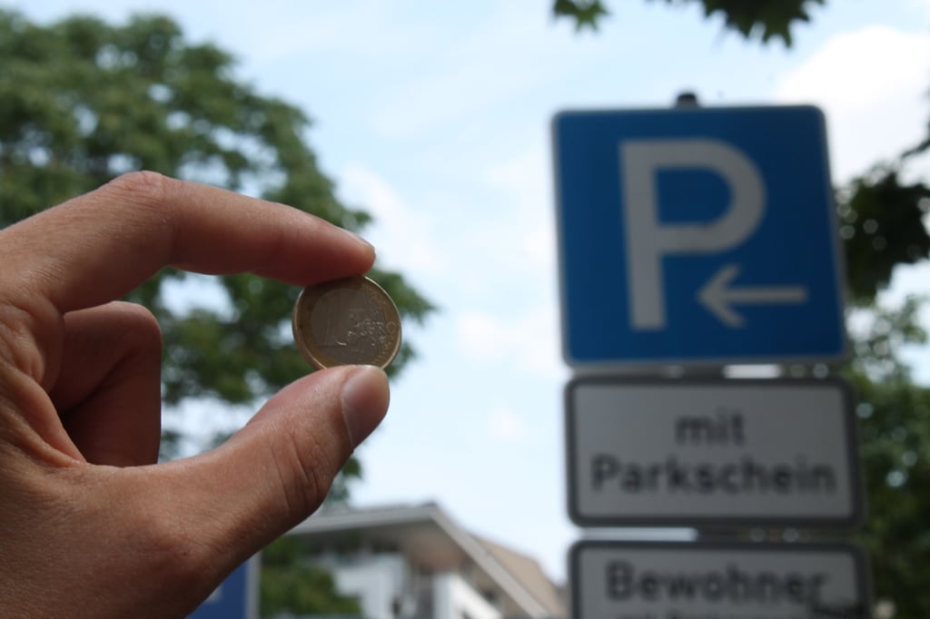 Der Parkplatz Holzplatz/Mansfelder Straße sowie die Parkflächen in der Straße „Steg“ kosten ab sofort für Autofahrer.