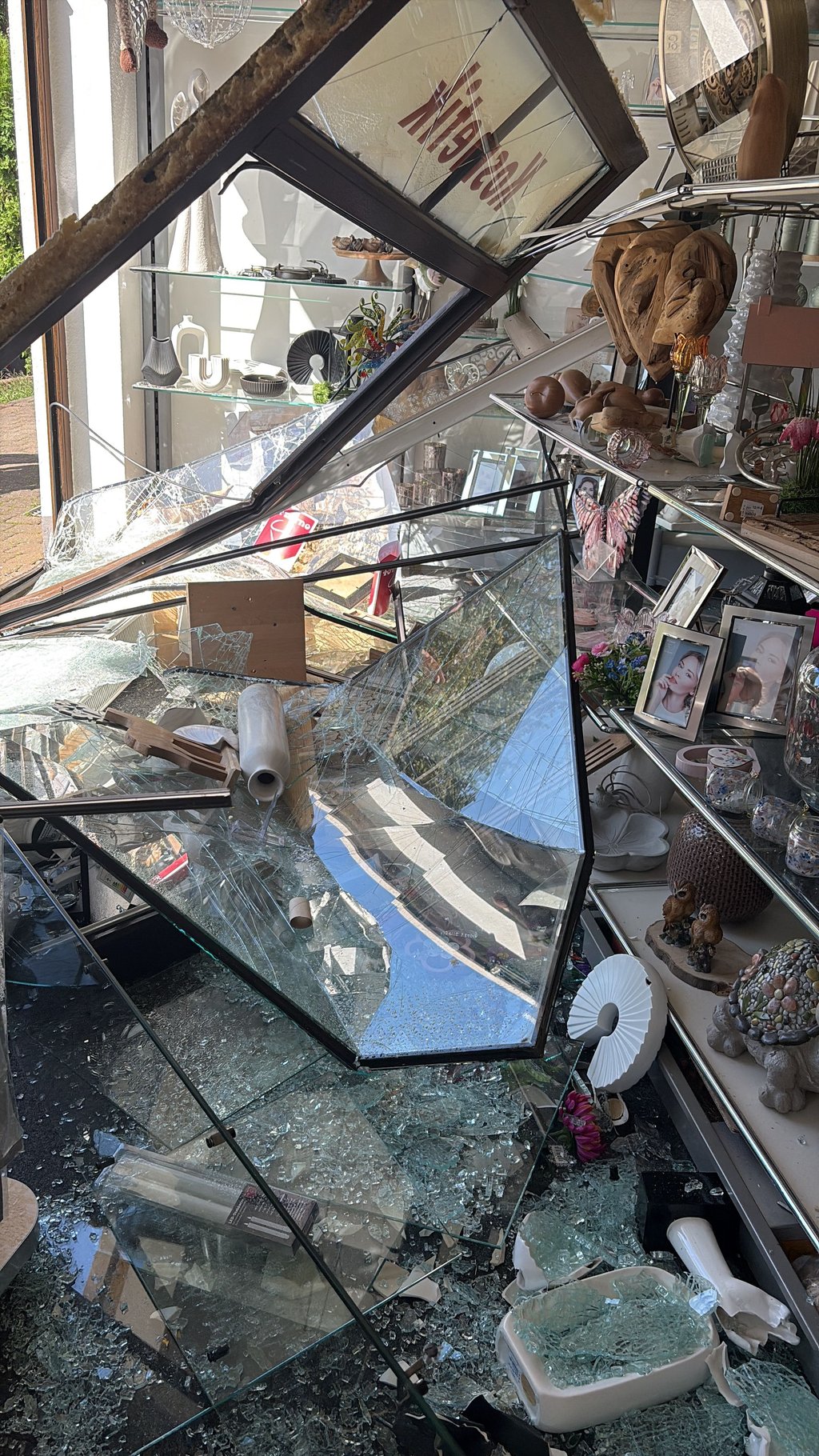 Chaos herrschte in einem Loburger Geschäft, nachdem ein Pkw in das Schaufenster fuhr.