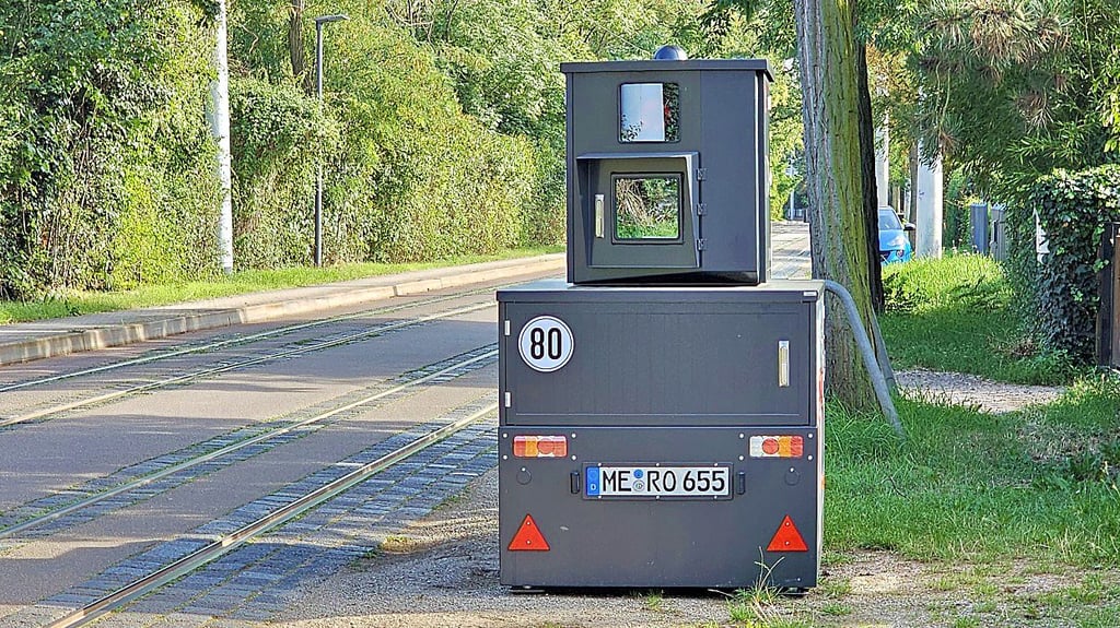 Während seines Einsatzes am Stadtpark haben sich Unbekannte an dem Blitzer zu schaffen gemacht.