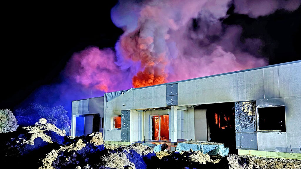 In der Nacht nach dem Brand entzündeten sich immer wieder Glutnester und hielten die Feuerwehr weiter auf Trab.