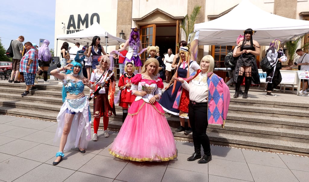 Bunte Kostüme, lebendige Auftritte und jede Menge Gleichgesinnte: Die Contaku im Amo Kulturhaus in Magdeburg bietet einen farbenfrohen Einblick in die japanische Popkultur.
