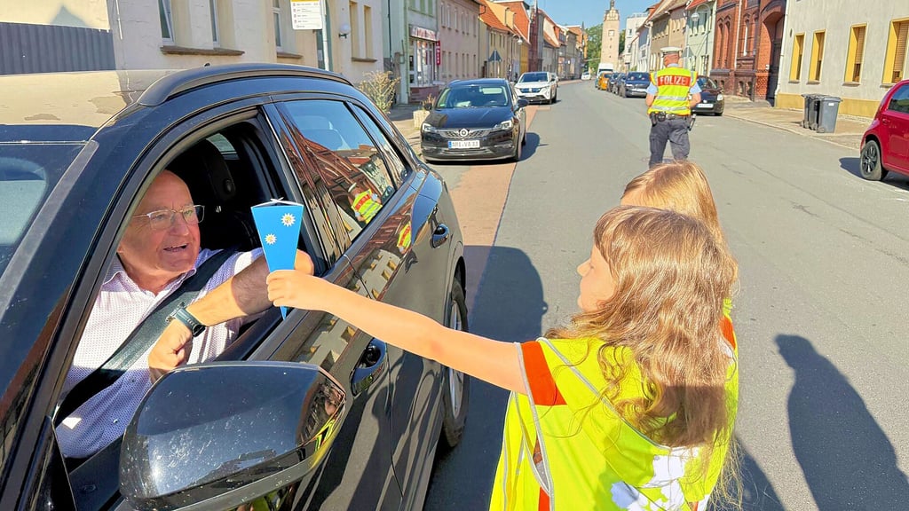 Alles richtig gemacht. Zörbiger Schüler bedanken sich bei Helmut Dorn für vorausschauendes Fahren.