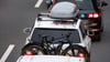 Dachboxen und Fahrradträger sollten nach dem Urlaub entfernt werden, um den Luftwiderstand und Spritverbrauch zu senken.