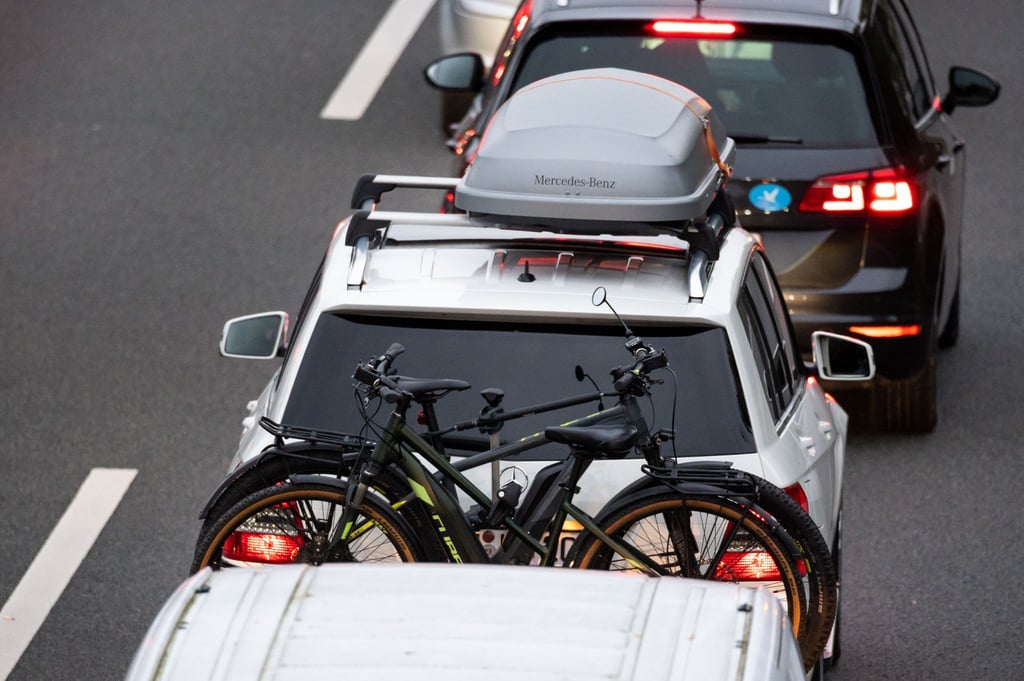 Dachboxen und Fahrradträger sollten nach dem Urlaub entfernt werden, um den Luftwiderstand und Spritverbrauch zu senken.