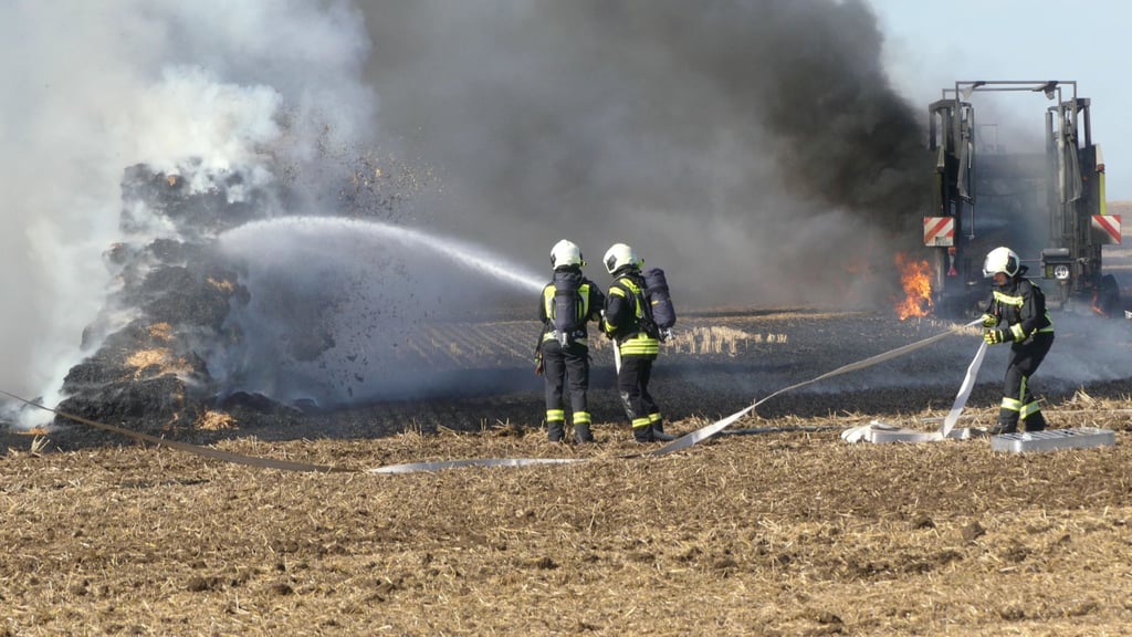EIn Traktor und eine Heuballenpresse standen am Montagnachmittag in Flammen.