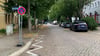 Blick in die Jordanstraße/ Ecke Dürerstraße Ende Juli: Die Schilder, die ein „absolutes Halteverbot“ anzeigen, sind entgegen der Fahrtrichtung aufgestellt. 