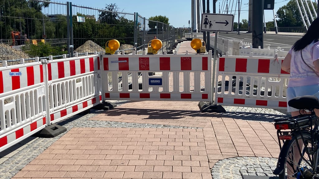 Blick auf die Baustelle zwischen Neue Strombrücke und Königin-Editha-Brücke in Magdeburg: Auf Höhe der Haltestelle „Zollbrücke“ laufen derzeit die Arbeiten.