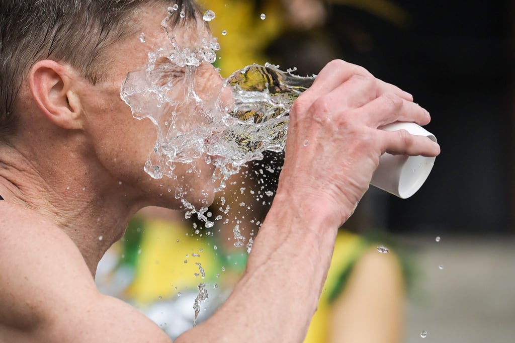 Abkühlung: Lauwarmes Wasser schont den Kreislauf besser als eiskaltes.