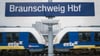 Am Hauptbahnhof Braunschweig hantierte der 22-Jährige mit einem augenscheinlichen Butterflymesser, wie die Bundespolizei mitteilte. (Symbolbild)