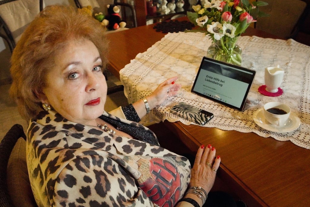 Uschi, die vor zehn Jahren Opfer eines Liebesbetrugs wurde, bietet im Internet anderen Betroffenen Hilfe an.