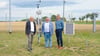 Landwirtschaftsstaatssekretär Gert Zender, Betriebsleiter Sven Borchert und Dezernent Daniel Wurbs (von links) haben die Wetterstation eingeweiht.