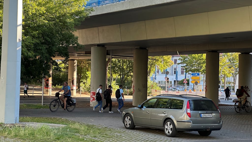 Unter der Ringbrücke an der Halberstädter Straße sind Fußgänger und Radfahrer trotz Sperrung unterwegs.