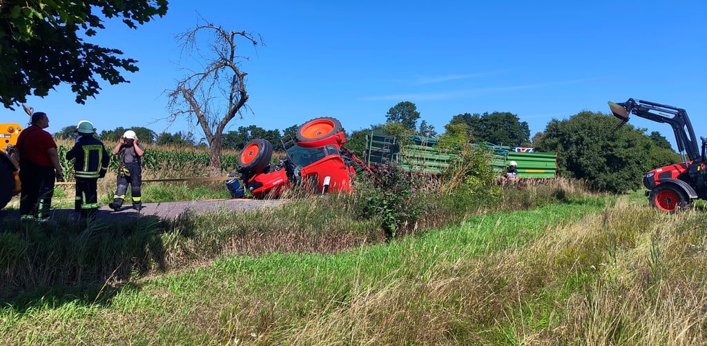 Der Fahrer des Traktors, der sich am Montag zwischen Töppel und Güterglück überschlagen hat, ist dabei schwer verletzt worden.