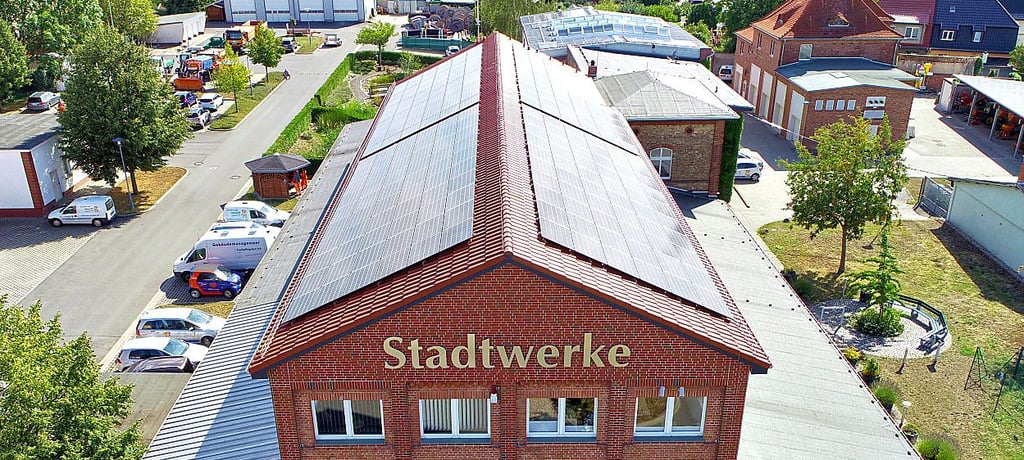 Die Photovoltaik-Anlage auf dem Dach der Stadtwerke Staßfurt.