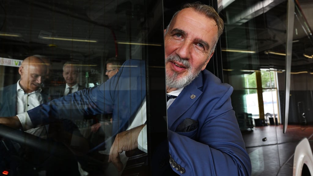 Thüringens Digitalminister Steffen Schütz am Steuer: Der BSW-Politiker will Thüringen digitaler machen und hat dazu erste Pläne vorgestellt. (Archivbild)