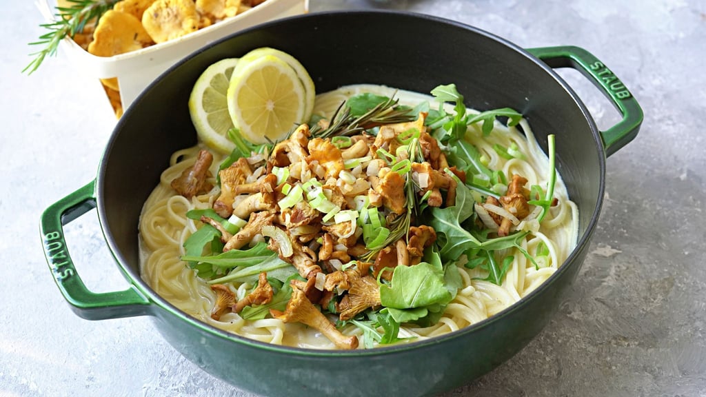 Leicht, fein, wunderbar aromatisch: Diese Pasta bringt Sommerfrische mit Zitronen und den Waldduft von Pfifferlingen gekonnt zusammen.