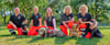 Alexander Koch (v.l.),  Alexandra Koch mit Hildi (Labrador Retriever), Julia Reinecke mit Teddy (Labrador-Mischling), Madeleine Bohne mit Yuna (Labrador Retriever) und Jennifer Hans mit Matthea (Flat Coated Retriever) sind Mitglieder der BRH Rettungshundestaffel Magdeburg-Elbeland, die auf einem Trainingsplatz  in  Wahlitz ein neues Zuhause gefunden hat.   