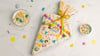 Den leckeren und bunten Schultütenkuchen gibt es neben der Schultüte am Nachmittag zur Schuleinführungsfeier.