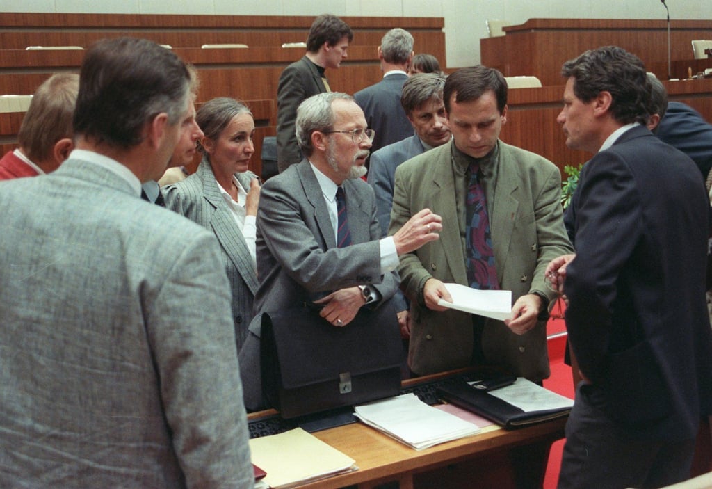 Miniterpräsident Lothar de Maiziere (Mitte l.) und CDU-Fraktionschef Günther Krause (Mitte r.) sowie weitere Abgeordnete im Gespräch während einer Pause der 29. Tagung der Volkskammer der DDR am 23. August 1990.