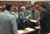 Miniterpräsident Lothar de Maiziere (Mitte l.) und CDU-Fraktionschef Günther Krause (Mitte r.) sowie weitere Abgeordnete im Gespräch während einer Pause der 29. Tagung der Volkskammer der DDR am 23. August 1990.