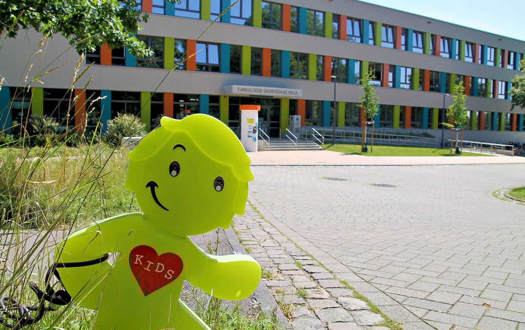 Ein Aufsteller weist Autofahrer zum Schulstart auf achtsames Fahren hin. Freie Schulen müssen derweil nun noch mehr auf ihre Finanzen Acht geben.
