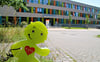 Ein Aufsteller weist Autofahrer zum Schulstart auf achtsames Fahren hin. Freie Schulen müssen derweil nun noch mehr auf ihre Finanzen Acht geben. 