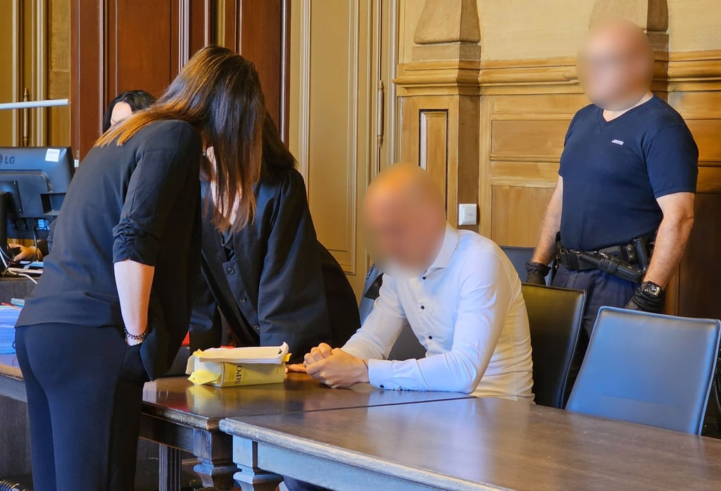 Wegen eines tödlichen Axtangriffs auf seinen früheren Fußballtrainer im Sommer 2023 steht ein 41-Jähriger (m., sitzend, verpixelt) in Zwickau erneut vor Gericht.