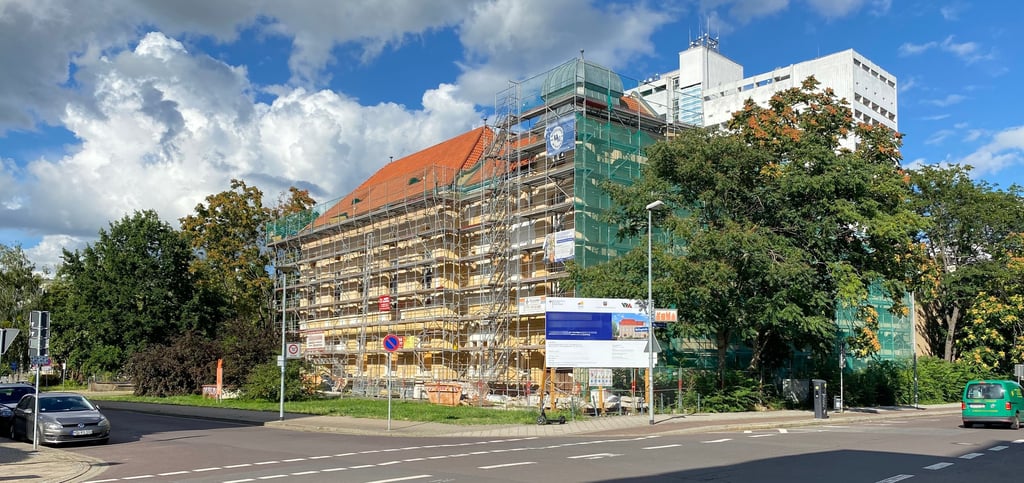 Darum geht es: Das Logenhaus, einst Stadtbibliothek, soll Sitz einer Verwaltung werden. Für den Umbau wird auch das Außengelände benötigt, auf dem noch eine Kita steht. Sie müsste weichen.