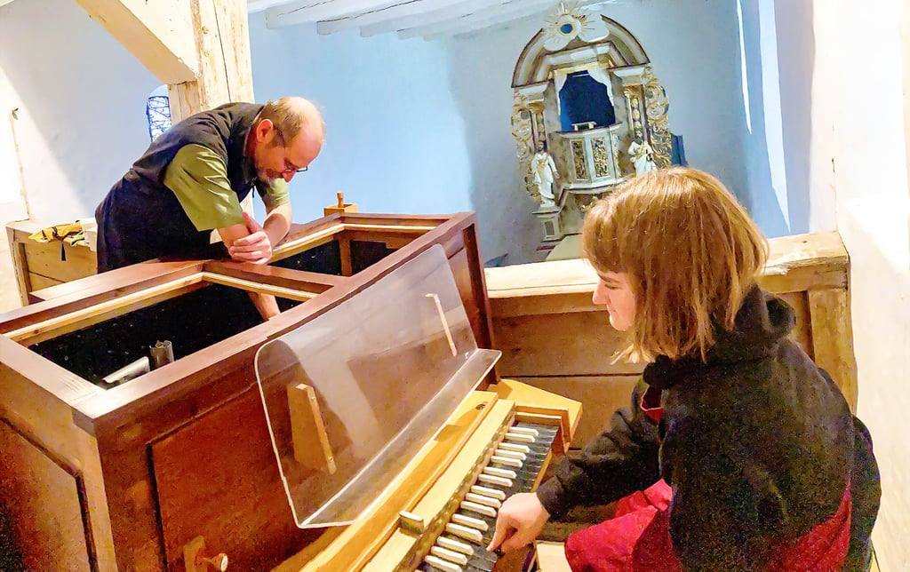 Jörg Stegmüller und Alina Weiher stimmen das Instrument.