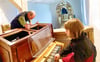 Jörg Stegmüller und Alina Weiher stimmen das Instrument.