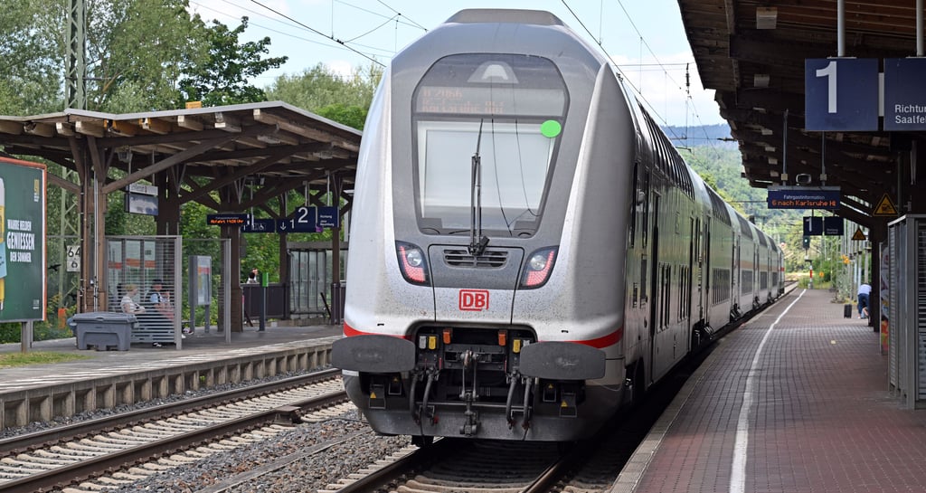 Ein IC von Leipzig über Naumburg und Nürnberg nach Karlsruhe: Bald soll es davon weniger geben.