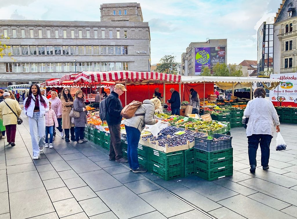 Da waren es noch angenehme Temperaturen auf dem Wochemarkt: Wegen der großen Hitze ist in dieser Woche früher Schluss.
