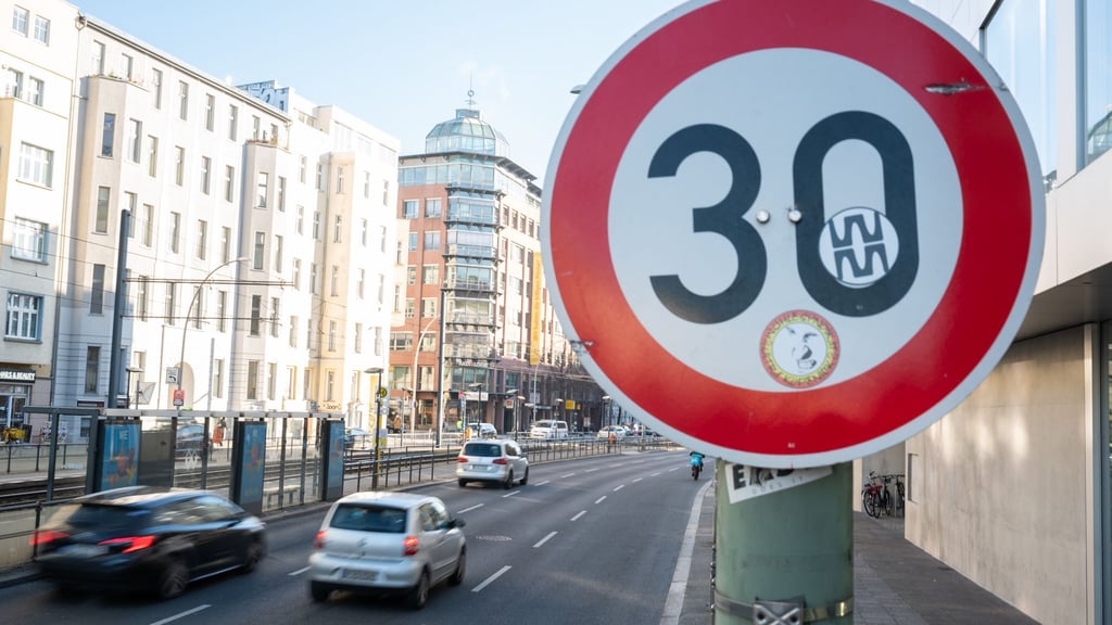 Für die Anordnung von Tempo 30-Abschnitten kann es verschiedene Begründungen geben. (Archivbild)