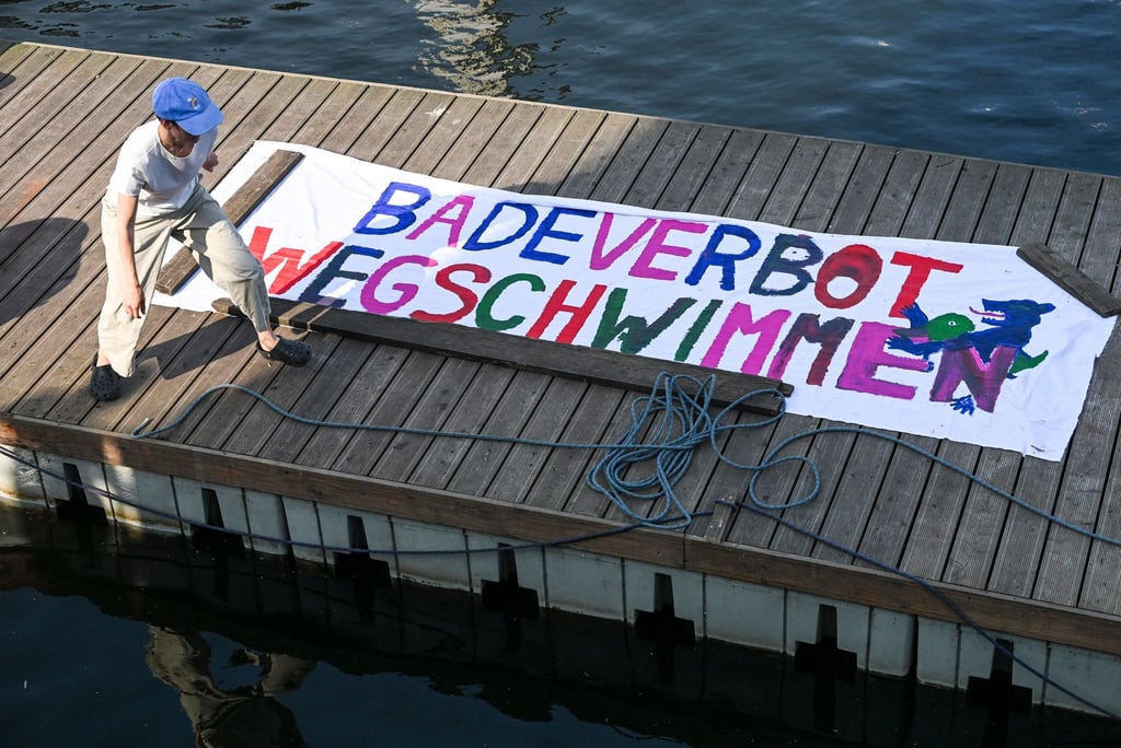 Schwimmen in der Spree ist in der Berliner Innenstadt seit 100 Jahren verboten. (Archivbild)