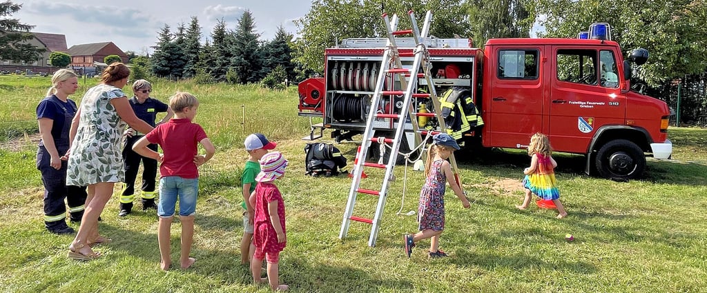 Sommerfest in Schelldorf: Kinderspaß mit der Feuerwehr aus Grieben.