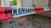 Rund um den Block in Merseburg-Süd weht rot weißes Absperrband.
