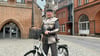 Ritter Roland, alias Andreas Meßing, macht Werbung für das Stadtradeln in Stendal, das am 18. August in die dritte Runde geht.