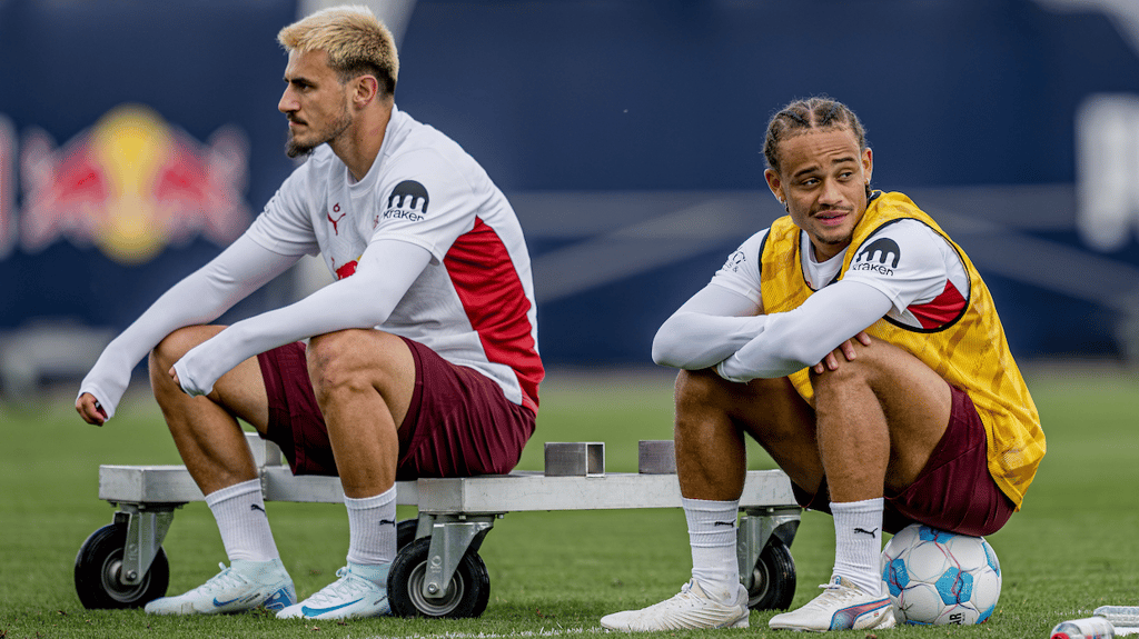 Die RB-Profis Eljif Elmas (l.) und Xavi Simons warten auf Entscheidungen am Transfermarkt