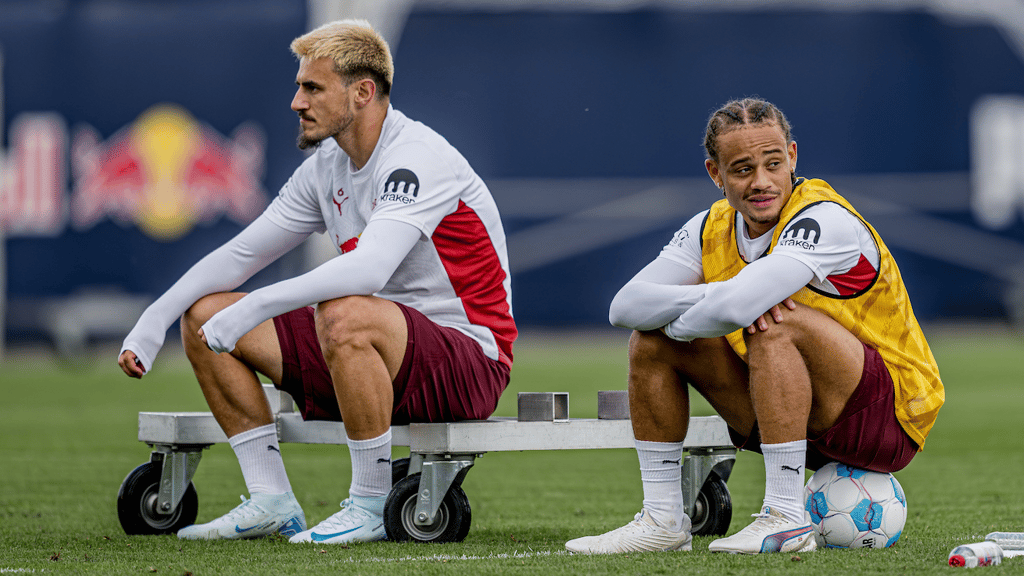 Die RB-Profis Eljif Elmas (l.) und Xavi Simons warten auf Entscheidungen am Transfermarkt