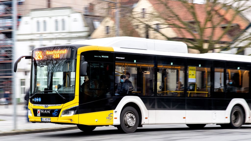 Die Debatte um den Preis für günstigeres Azubi-Ticket bleibt bestehen. (Archivbild)