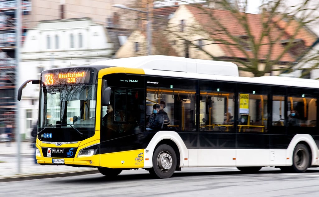 Die Debatte um den Preis für günstigeres Azubi-Ticket bleibt bestehen. (Archivbild)