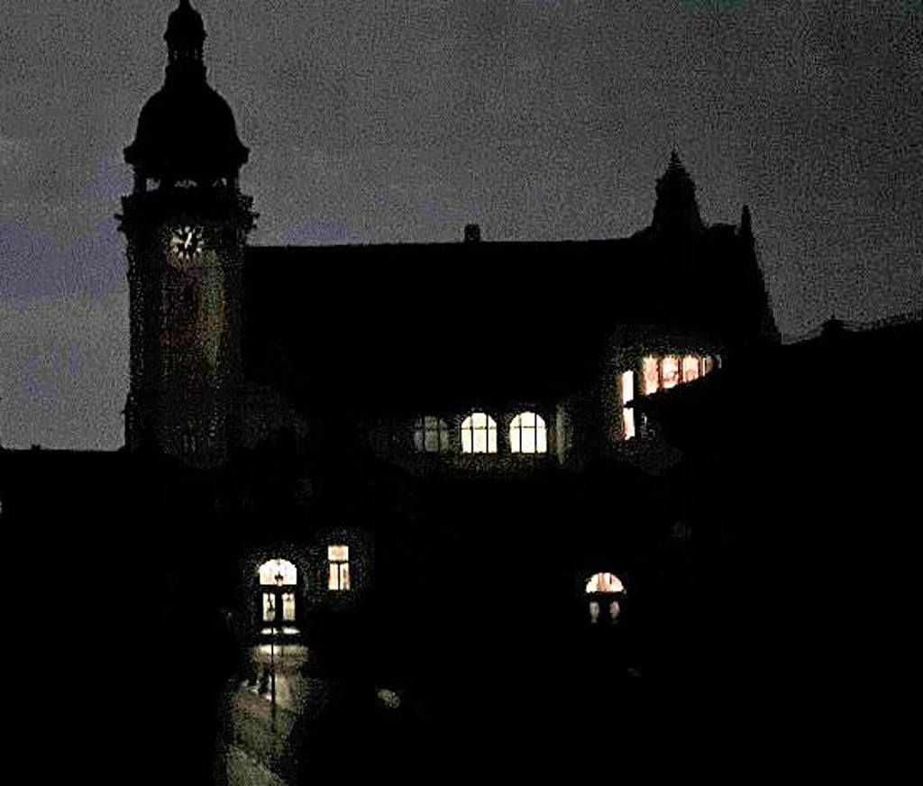 Köthen war dunkel, nur im Rathaus brannte Licht.