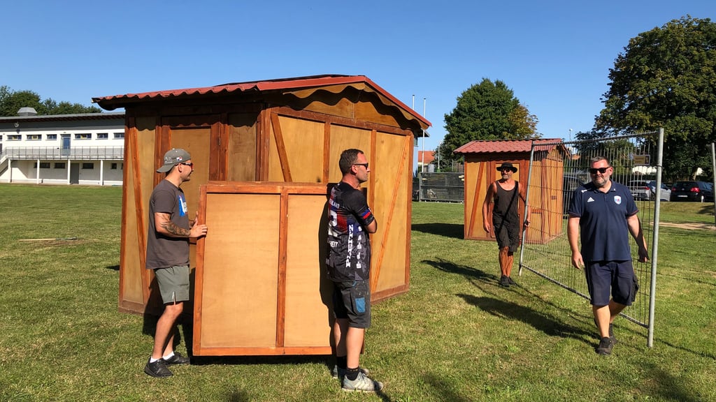 Die Vorbereitungen für das Jubiläumsfest der Handballer des HCB laufen in Prittitz auf Hochtouren. Derzeit werden die Stände und das Festzelt auf dem Sportplatz in Plotha aufgebaut.