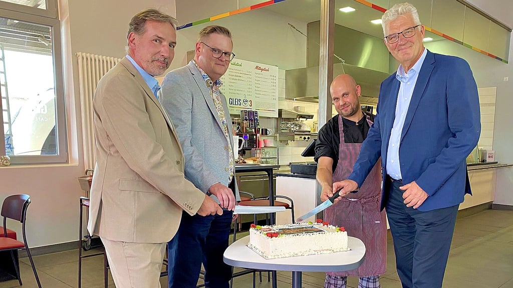 Bernd Schauder (v.l.), Oliver Karte, Christian Schreiber und Detlef Koch schneiden die Torte zur Wiederöffnung des Bistros „Gleis 3“ an.