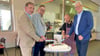 Bernd Schauder (v.l.), Oliver Karte, Christian Schreiber und Detlef Koch schneiden die Torte zur Wiederöffnung des Bistros „Gleis 3“ an. 