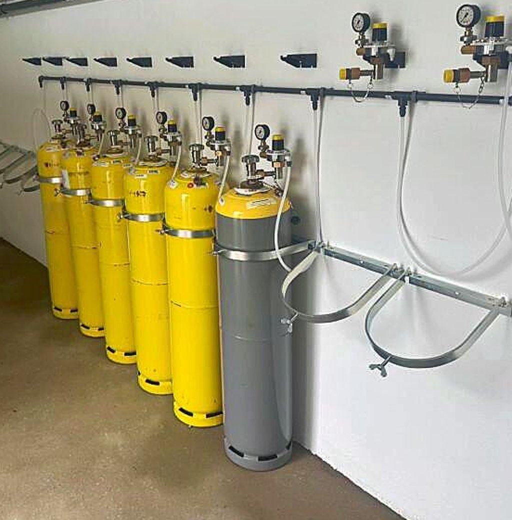 Blick in den Chlorgasraum. In diesen Stahlflaschen wird das Chlorgas aufbewahrt.