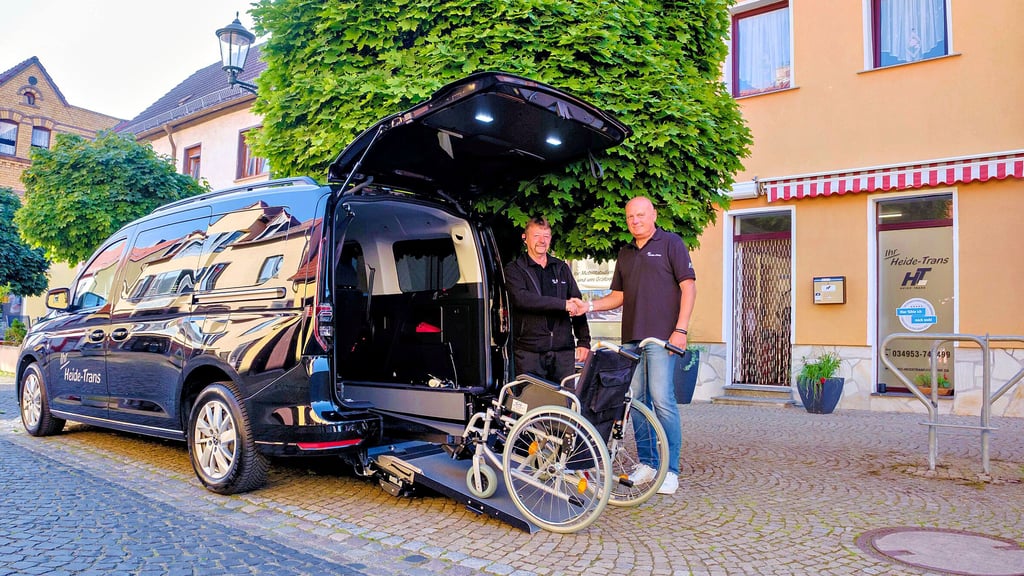 Frank Zosgornik übergibt Klaus Jahnke vor der Zentrale von Heide-Trans in Gräfenhainichen das neue Auto.