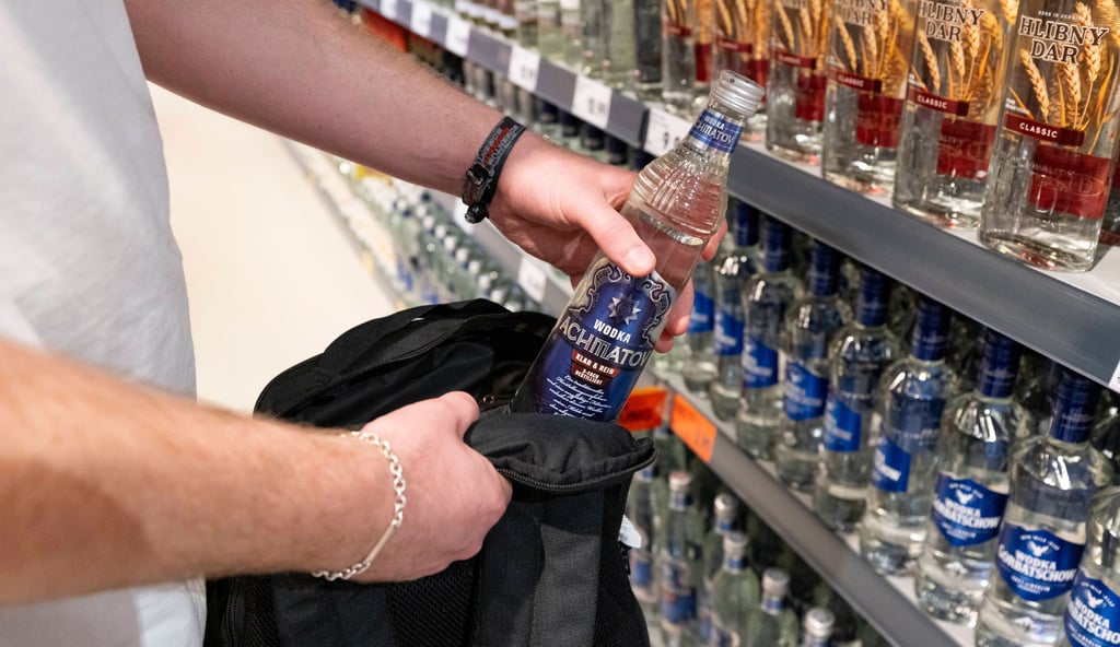 Ein Ladendieb wollte Schnaps aus einem Magdeburger Supermarkt stehlen.