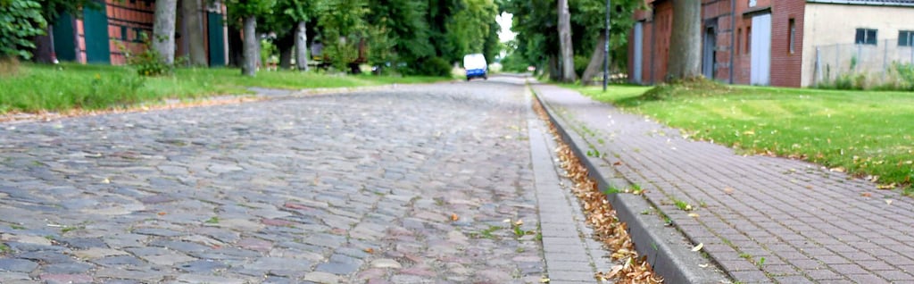 Die marode Fahrbahn wird seit Jahren kritisiert. Auch für den Gehweg gibt es eine Entscheidung.