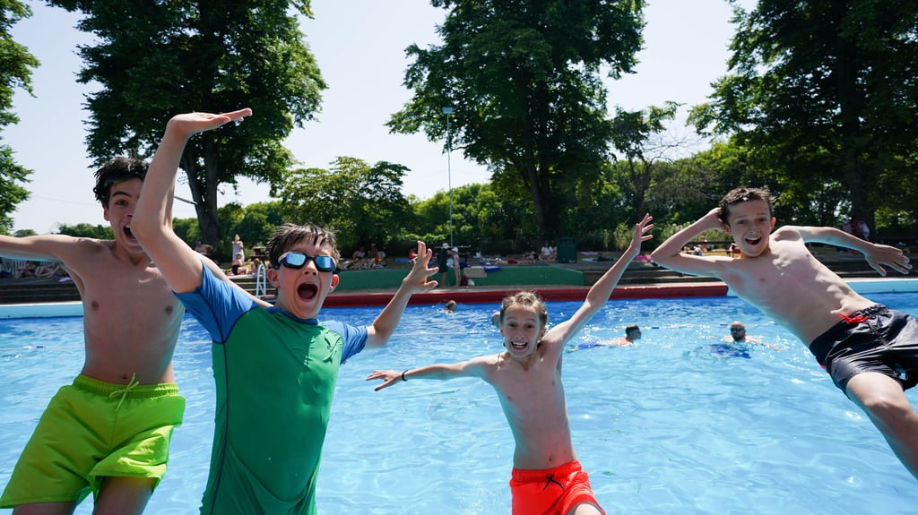 Kinder lieben es im Wasser! Wenn Familien öfter ins Freibad gehen, lohnt sich ein Blick auf die Preise und mögliche Vergünstigungen.